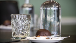 Vergadering met water en bossche bol op tafel