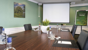 vergader opstelling water op tafel hotel vught
