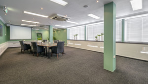 Blokopstelling met projectiescherm en beamer