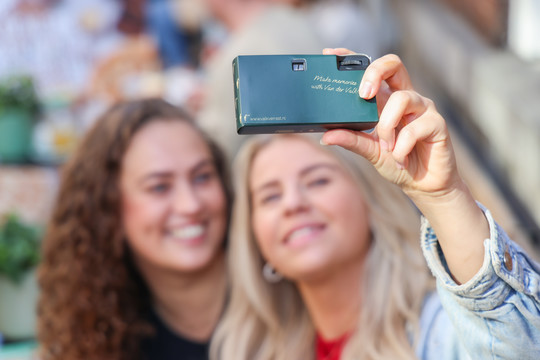 Achterkant Valk Design wegwerpcamera