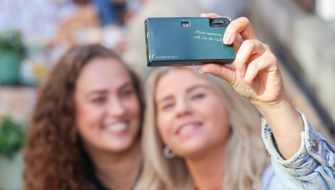 Achterkant Valk Design wegwerpcamera